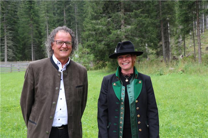 La neo guardiacaccia Vera Prader assieme al capo dei guardiacaccia Günther Rabensteiner (Foto: ASP/Dipartimento agricoltutra e foreste)
