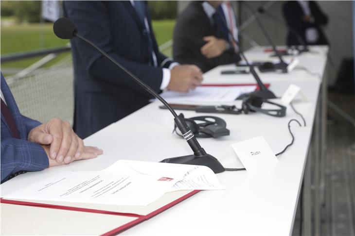 I quattro presidenti delle quattro regioni della Terra Raetica hanno firmato una comune Dichiarazione d'intenti. (Foto. ASP/Oskar Verant)