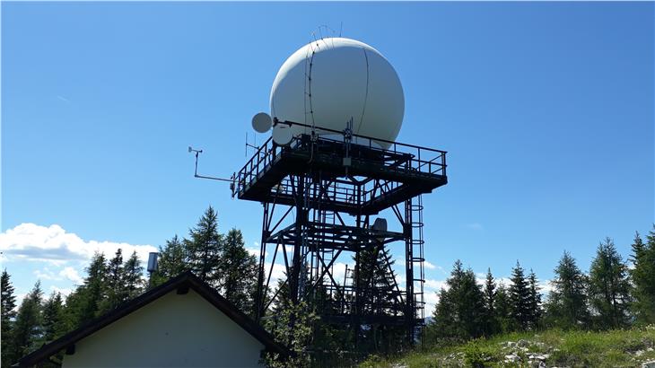 Gli esperti cercano sito migliore per posizionare un ulteriore radar meteo nella regione di confine tra Alto Adige, Tirolo del Nord e Tirolo Orientale. Nella foto il radar meteo posizionato sul Monte Macaion. (Foto: ASP)