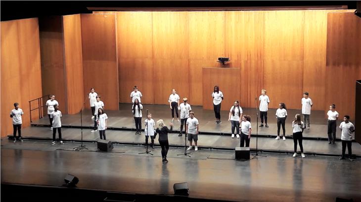 Il coro I canarini in azione sul palco del Teatro comunale (Foto ASP/Sovrintendenza)