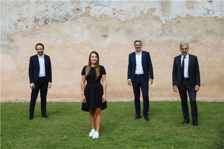 Dorothea Wierer (al centro fra Achammer, Kompatscher e Schuler) diventerà ambasciatrice del marchio Alto Adige (Foto: IDM/Benjamin Pfitscher)