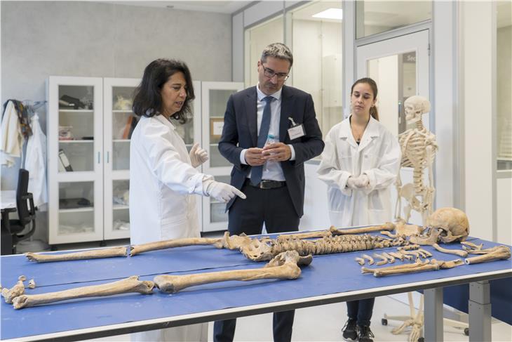 Il presidente Kompatscher in occasione dell'inaugurazione dei laboratori Eurac sulle mummie a NOI Techpark. (Foto: Eurac Research/Annelie Bortolotti)
