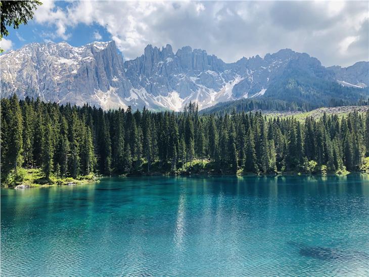 Il Lago di Carezza, con oltre 600.000 visitatori all’anno, è assurto a luogo di richiamo conosciuto a livello internazionale. Necessario un piano gestionale annuale (Foto: ASP/Silvana Amistadi)
