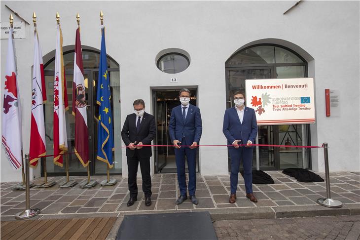 I tre presidenti di Tirolo, Alto Adige e Trentino hanno inaugurato oggi (9 ottobre) ufficialmente la nuova sede dell’Ufficio comune dell'Euregio nella Casa della Pesa (Foto: ASP/Othmar Seehauser)