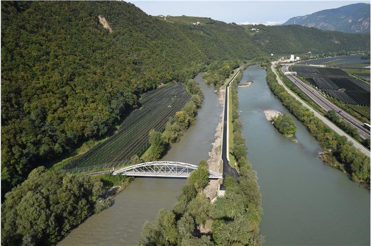 L’Ufficio bacini montani Sud ha completato i lavori di sistemazione e riqualificazione dell’argine alla confluenza dei fiumi Adige ed Isarco all’altezza del biotopo “Fischerspitz” (Foto: Agenzia per la Protezione civile)