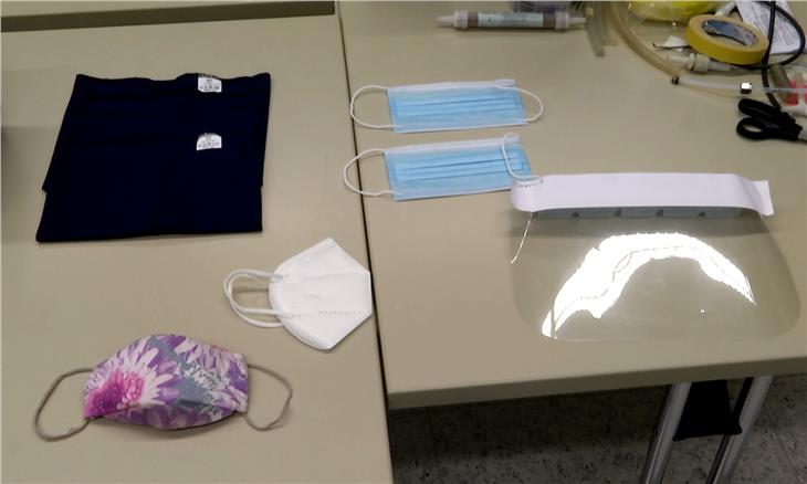 Mascherina FFP2/KN95, mascherina chirurgica, mascherina artigianale, schermo/visiera e fascia di stoffa: questi i dispositivi di copertura naso-bocca presi in esame dallo studio. (Foto: Agenzia ambiente e tutela clima)