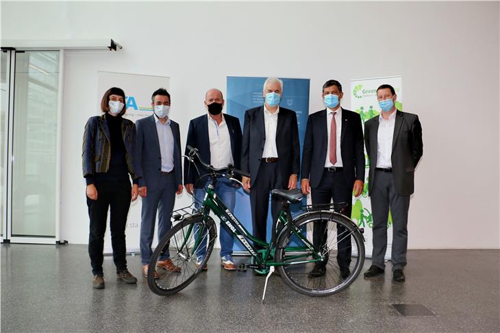 Presentato l'avvio della campagna "L'Alto Adige salta in sella" che mira a trasformare l'Alto Adige in una regione modello nel campo della mobilità sulle due ruote. Nella foto i partecipanti alla conferenza stampa (Foto: ASP/Roman Clara)