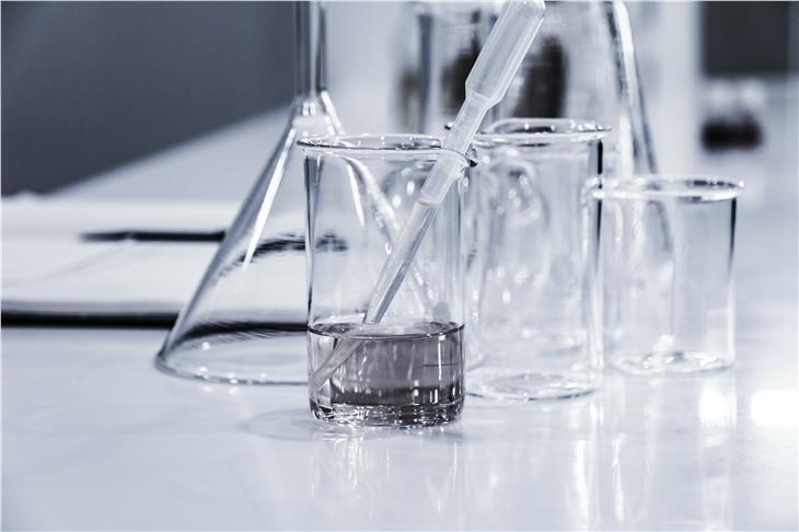 L'amministrazione provinciale mette a concorso due posti di lavoro per laureati in chimica o farmacia (Foto: unsplash.com)