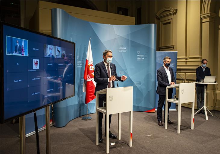 Il presidente Kompatscher e l'assessore Widmann hanno presentato le principali misure di restrizione contenute nell'ordinanza che verrà firmata domani (Foto: ASP/Fabio Brucculeri)