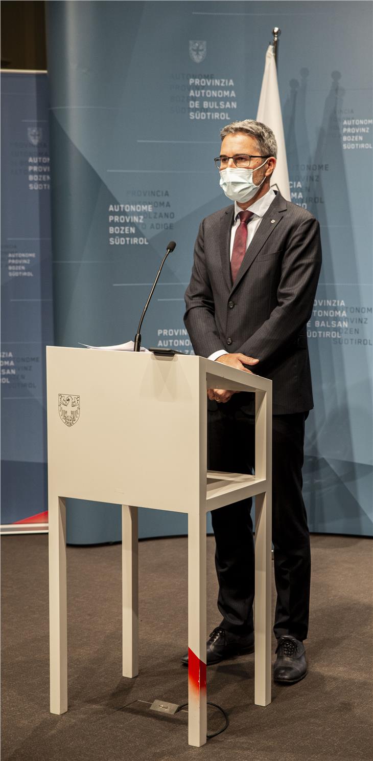 Il minuto di silenzio osservato dal presidente Kompatscher per ricordare le vittime degli attentati di Vienna (Foto: ASP/Fabio Brucculeri)