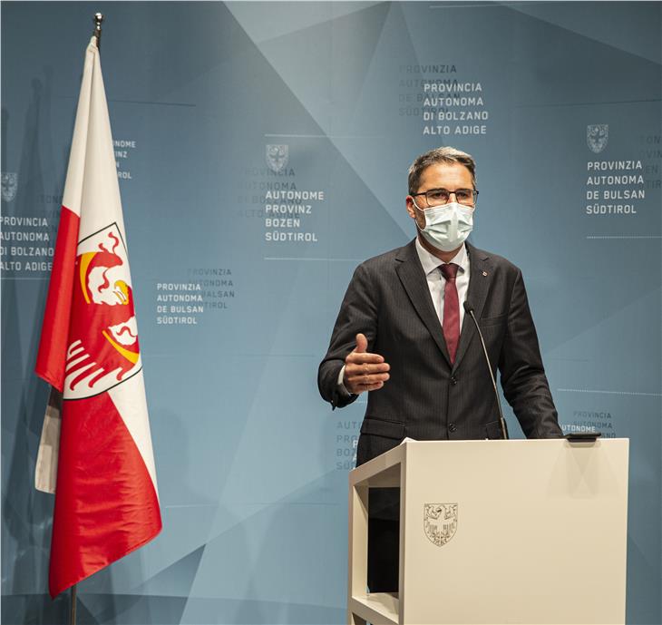 Il presidente Kompatscher ha firmato la nuova ordinanza provinciale e ha annunciato la creazione di altri 11 Comuni-Cluster (Foto: ASP/Fabio Brucculeri)