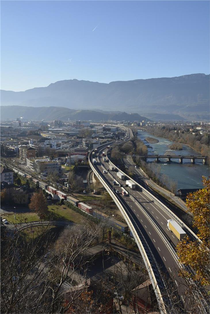 Il trasferimento del traffico dalla strada alla rotaia rappresenta per la Provincia una priorità nella politica dei trasporti. Qui traffico lungo l'autostrada A22 del Brennero. (Foto: ASP/Daniel Rabanser)