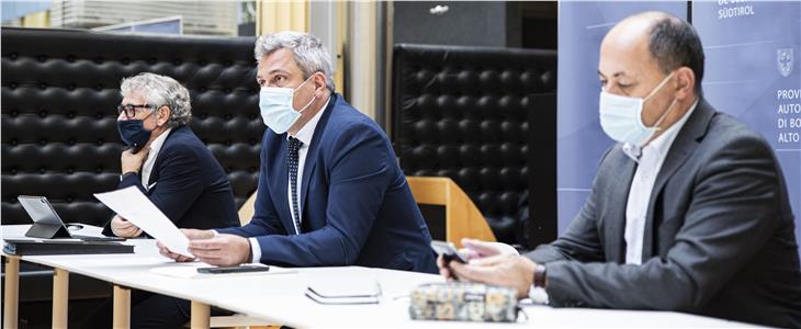 Il presidente del Consorzio dei Comuni Schatzer, il direttore generale Steiner e il direttore del Personale Matzneller alla firma odierna. (Foto: ASP/Fabio Brucculeri)