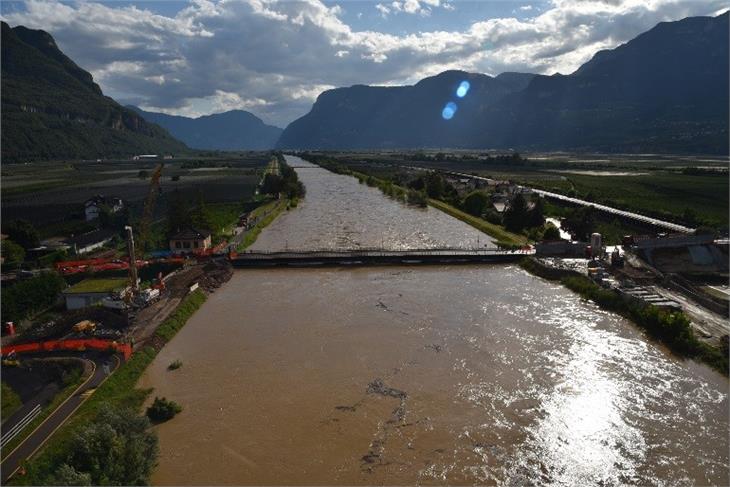 La situazione del ponte di Egna il 30 e 31 agosto 2020. Il ponte verrà ora sostituito da uno nuovo. (Foto: Agenzia per la Protezione civile)