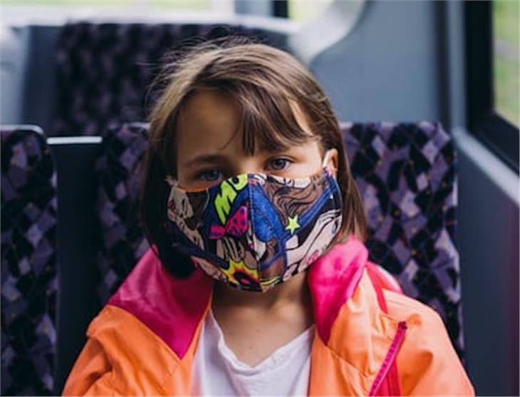 Rispettando la distanza interpersonale e indossando la mascherina gli studenti possono viaggiare sicuri sui mezzi del trasporto pubblico. (Foto: Unsplash)
