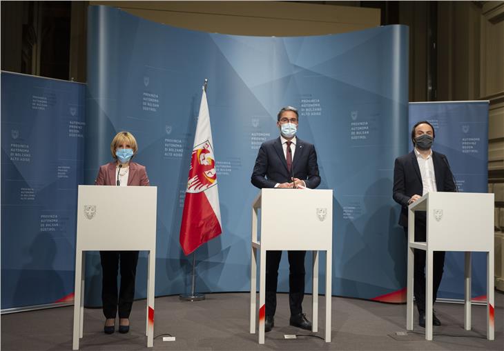 Da sinistra Deeg, Kompatscher e Achammer. La Giunta fa il punto sulle misure per fronteggiare la crisi dovuta all'epidemia. (Foto ASP/Fabio Brucculeri)