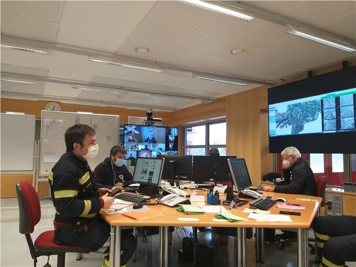 Conferenza di valutazione del Centro funzionale provinciale: presidente Willigis Gallmetzer (schermo al centro), il direttore dell'Agenzia per la Protezione civile, Rudi Pollinger (dx.), Andrea Lazzarotto V.F. (s.) (Foto: ASP/Maja Clara)