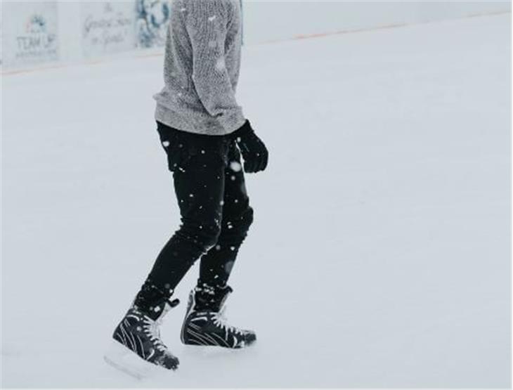 Il pattinaggio sul ghiaccio è consentito all'aperto e in forma individuale. (Foto: ASP)