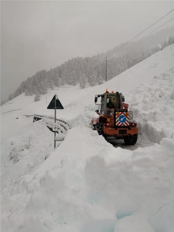 E' stato necessario anche oggi sgombrare grandi masse nevose: nella foto il servizio strade in val Senales. (Foto: servizio strade)