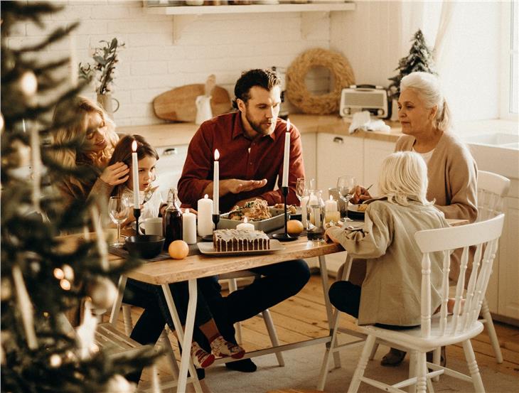 Regole chiare per le festività natalizie: mantenere le frequentazioni entro il nucleo familiare. (Foto: Pexels)