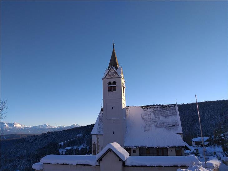 La chiesa parrocchiale di Valas nel Comune di San Genesio la scorsa domenica 13 dicembre 2020. (Foto: ASP/Maja Clara)