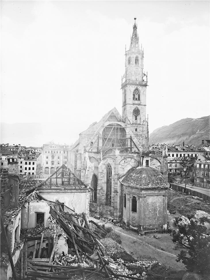 Un'immagine dalla mostra virtuale del TAP: il duomo di Bolzano distrutto dalle bombe nel 1945. (Foto: Fotostudio Waldmüller)