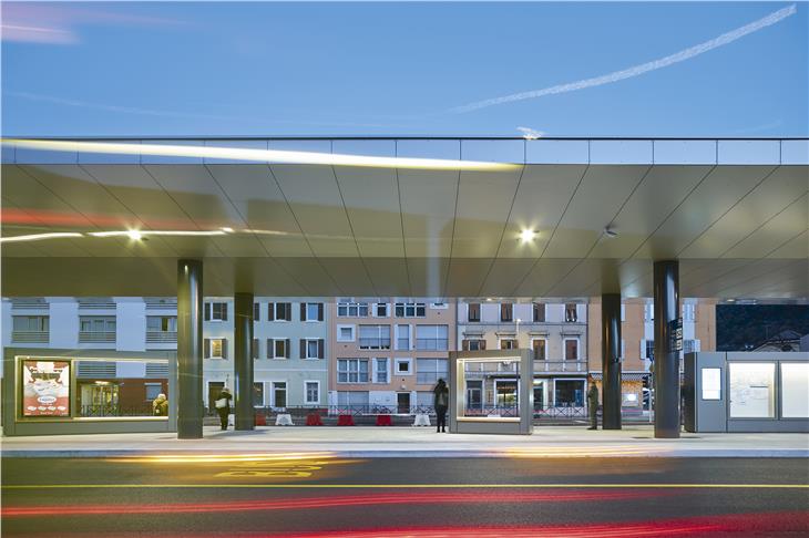 La stazione dei bus a Bolzano. Ora i controllori possono multare chi è senza mascherina (foto STA)