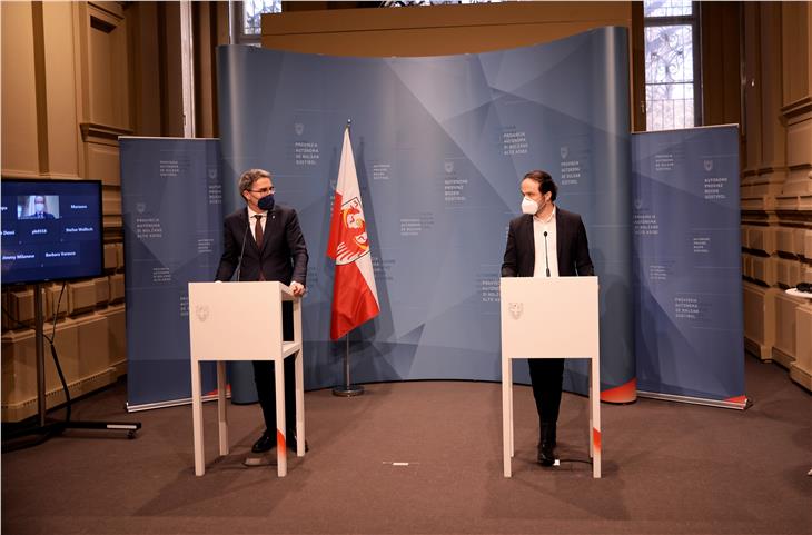 Il presidente Kompatscher e l'assessore Achammer durante la conferenza stampa (Foto: ASP/Fabio Brucculeri)
