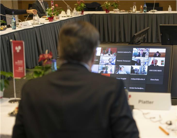 Il presidente Kompatscher (a dx nello schermo) ha partecipato in videoconferenza alla seduta della Giunta del GECT. Rinnovo Euregio e più partecipazione di cittadini e Comuni, i temi principali. (Foto: Land Tirol/G.Berger)