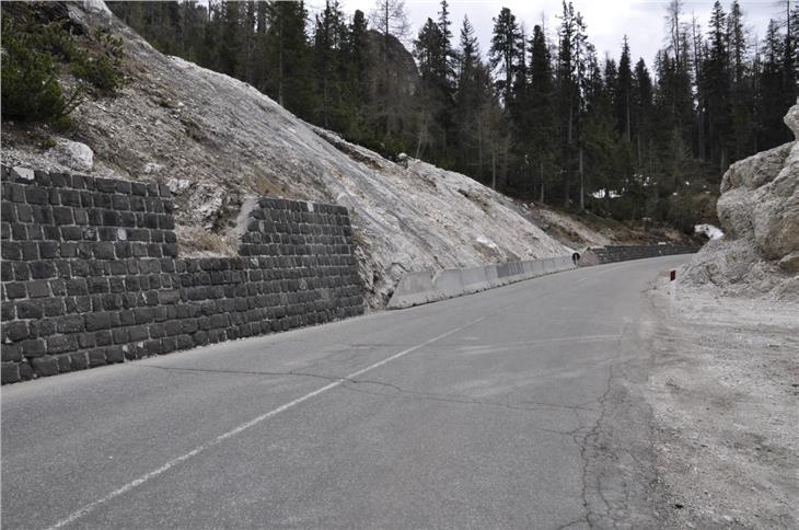 L’intervento più rilevante riguarda la messa in sicurezza della strada San Cassiano-Valparola che attraversa un versante sopra Armentarola, soggetto a continue frane (ASP/Servizio strade)