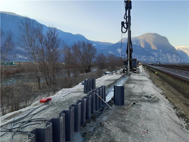 Sull'argine destro dell'Adige fra Cortina e Salorno l'ufficio bacini montani sud lavora per rafforzare la sicurezza. (Foto: ASP/Bacini montani sud)