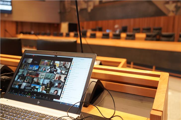 La riunione con le capigruppo e i capigruppo del Consiglio provinciale si è svolta in videoconferenza. (Foto: Consiglio/Martin Werth)