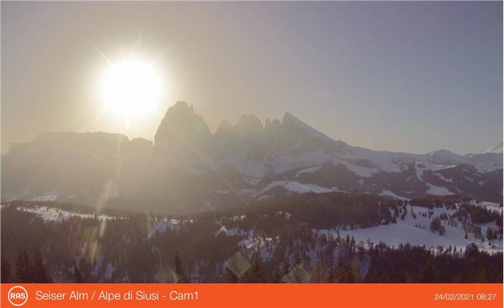 La sabbia del Sahara ha oscurato la trasparenza dell'aria: la webcam sull'Alpe di Siusi ieri, 24 febbraio. (Foto: Ufficio meteo)
