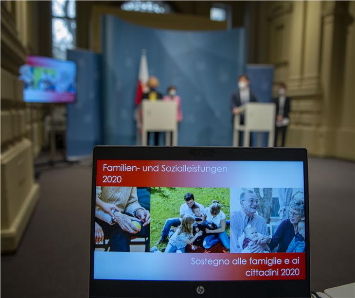 L'assessora alle politiche sociali, Waltraud Deeg, ha illustrato le prestazioni sociali erogate nel corso del 2020 (Foto: ASP/Fabio Brucculeri)