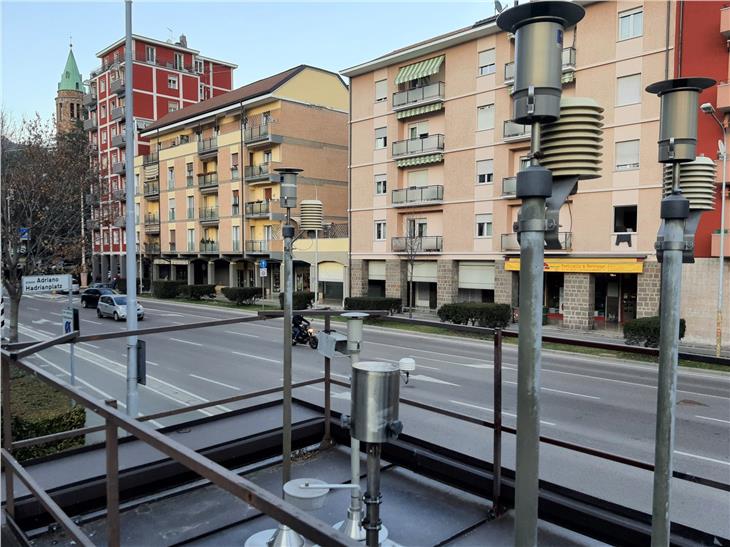 La centralina di Piazza Adriano a Bolzano, uno dei tre punti di rilevamento della qualità dell'aria a Bolzano. (Foto: ASP/Agenzia ambiente e tutela clima)