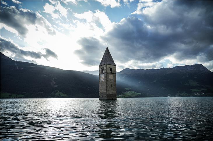 Il Lago di Resia, protagonista della serie "Curon", è stato tra i finalisti del premio come location cinematografica europea dell'anno (Foto: Netflix/Loris Zambelli)