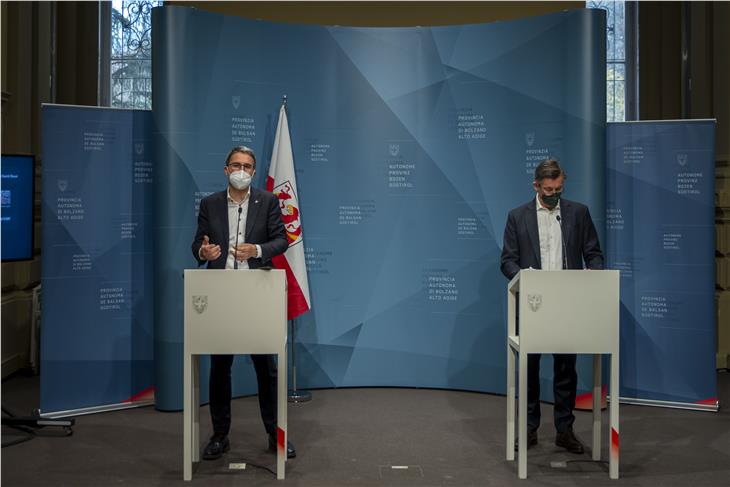 Il presidente Kompatscher e l’assessore Widmann hanno illustrato le decisioni della Giunta in merito al periodo pasquale, ai test, alle vaccinazioni ed alle aperture (Foto: ASP/F. Brucculeri)