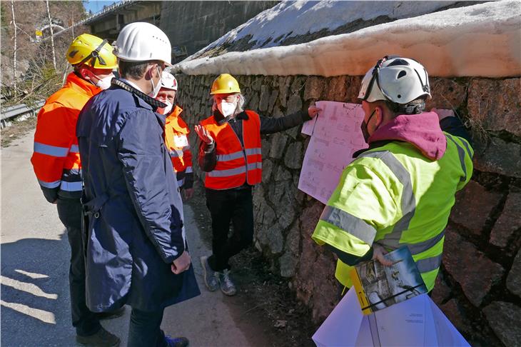 Sopralluogo dell'assessore Daniel Alfreider con i tecnici per il risanamento del ponte sull'Isarco della SS12 a Colle Isarco. (Foto: ASP/Ingo Dejaco)