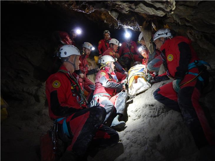 Incidenti durante le escursioni o in alta montagna, ma anche nei percorsi a corde alte o nelle grotte: nella foto il soccorso Alpino e Speleologico dell'Alto Adige. (Foto: CNSAS)