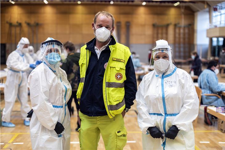 Kompatscher: "Ci si impegna con dedizione su molti livelli per contrastare la pandemia. Questo merita gratitudine e dà speranza".  (Foto: ASP/Ivo Corrà)