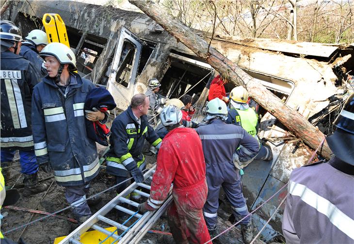 I soccorsi sul luogo dell'incidente della ferrovia della Val Venosta avvenuto il 12 aprile 2010 (Foto: ASP/Arno Pertl)