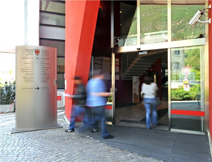 Il palazzo provinciale di via Gamper, a Bolzano, sede della Ripartizione lavoro (Foto: ASP)