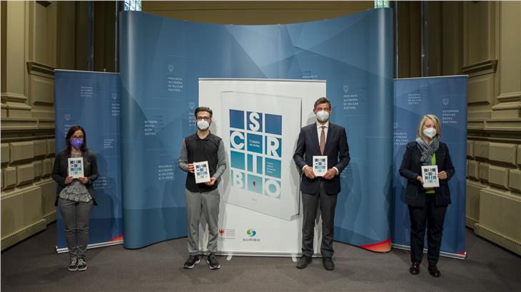 I due testi vincitori nella categoria “Junior” del Concorso letterario ladino Scribo presentati dagli autori assieme all'assessore Daniel Alfreider e alla direttrice del Dipartimento Edith Ploner. (Foto: ASP/Fabio Brucculeri)