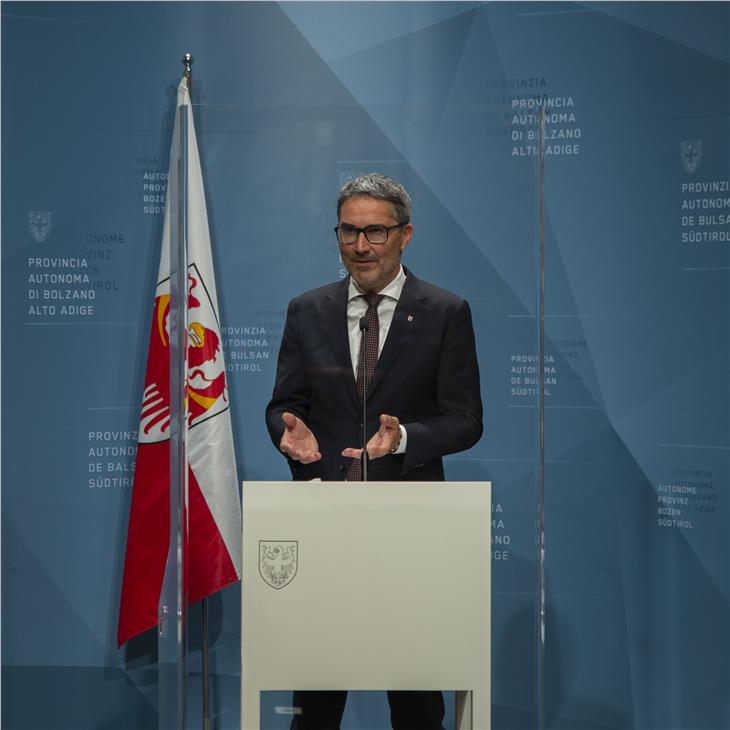 Il presidente Arno Kompatscher ha firmato l'ordinanza numero 20/2021 (Foto: ASP/Fabio Brucculeri)