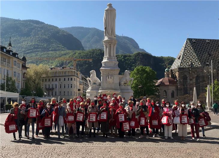 10° Equal Pay Day, Commissione provinciale pari opportunità, assieme a 62 organizzazioni femminili ricorda differenza salariale del 17% per le lavoratrici, qui a Bolzano. (Foto: ASP/Astrid Pichler)