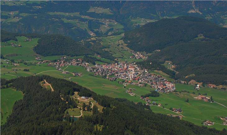L'abitato di Castelrotto visto dall'alto (Foto M-Car - CC BY-SA 3.0 via Wikimedia Commons)