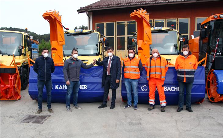 Nove nuovi automezzi per lo sgombero della neve consegnati dall'assessore Daniel Alfreider (3° da sx) al punto logistico di Brunico per interventi in Pusteria e nello Salto Sciliar. (Foto: ASP/Servizio strade)