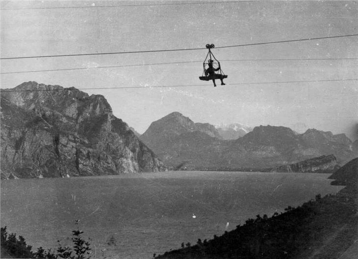 Soldato trasportato dalla teleferica Navene-Dosso sul lago di Garda (Foto: Museo storico italiano della Guerra)