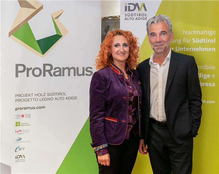 L'assessore Arnold Schuler e Vera Leonardelli, Business development director di IDM (Foto IDM del 2019 )