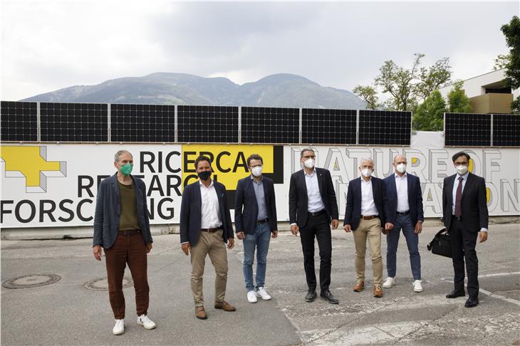 Il presidente Kompatscher (al centro) in visita al cantiere del NOI Techpark di Brunico (Foto: ASP/Tiberio Sorvillo)